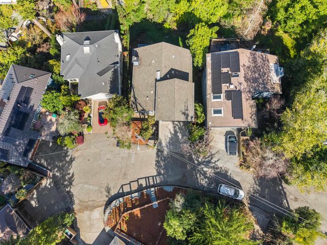 22 Rydal Ct, Oakland, CA 94611