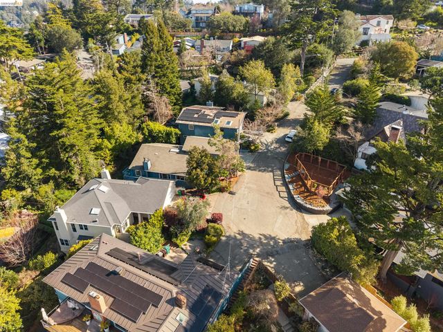 22 Rydal Ct, Oakland, CA 94611