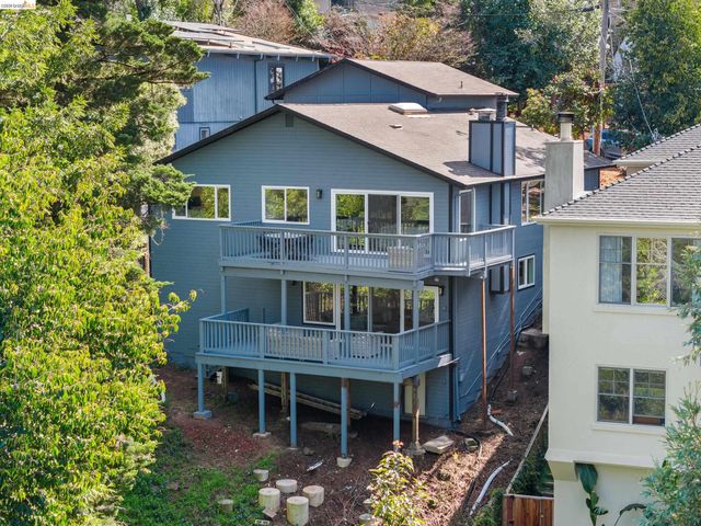 22 Rydal Ct, Oakland, CA 94611