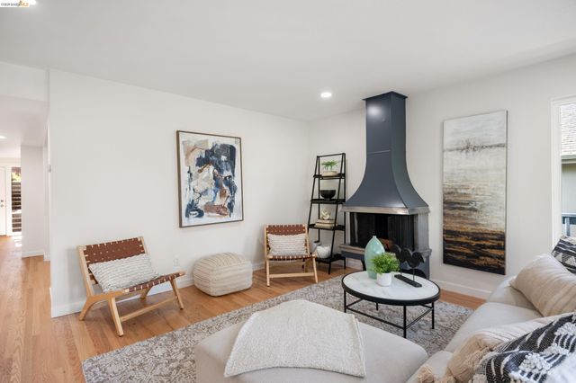 22 Rydal Ct, Oakland, CA 94611