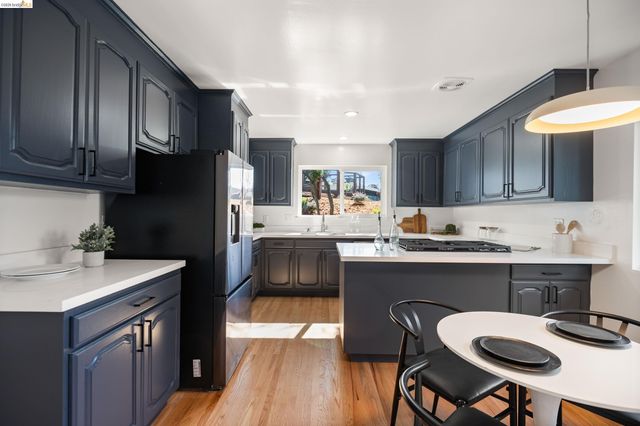 22 Rydal Ct, Oakland, CA 94611