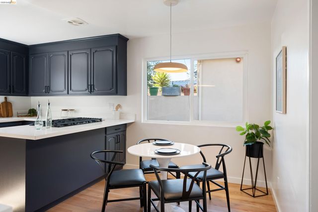 22 Rydal Ct, Oakland, CA 94611