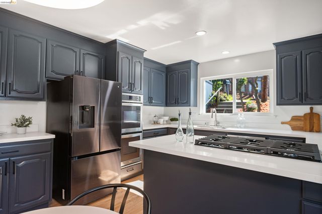 22 Rydal Ct, Oakland, CA 94611