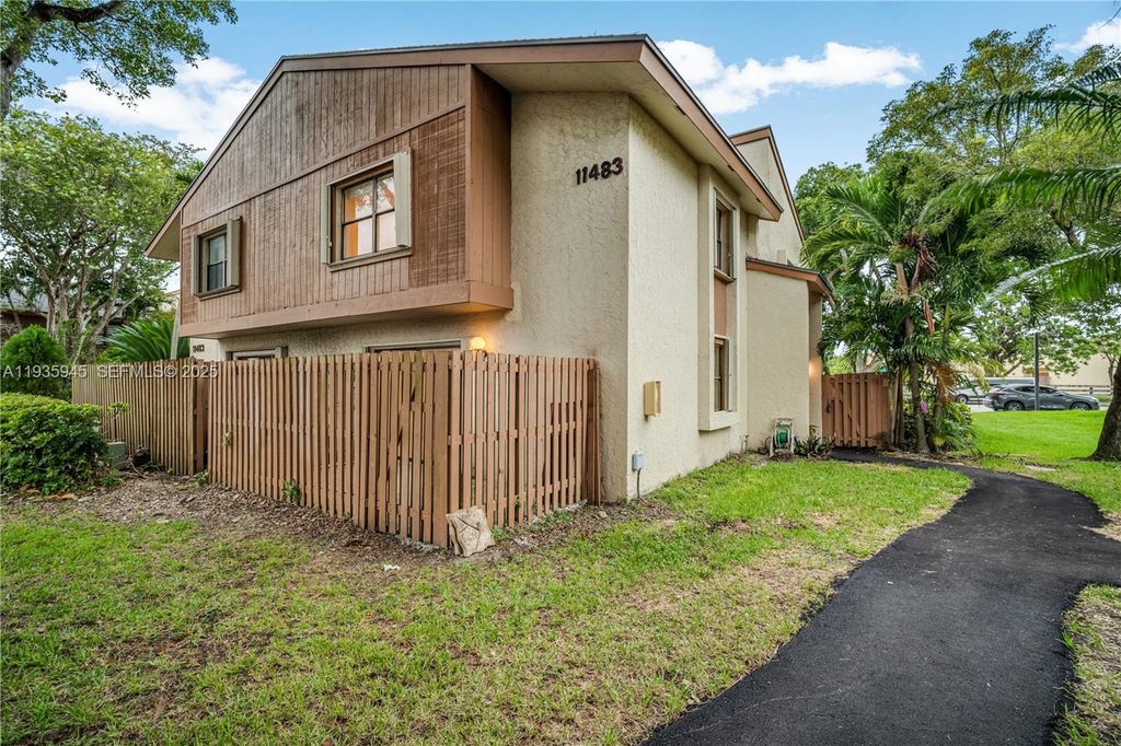 11483 SW 109th RD 2E, Miami, FL 33176