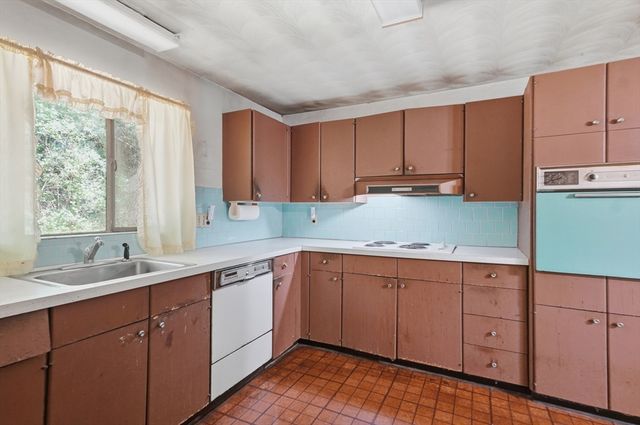 4 Porter Road, Chelmsford, MA 01824