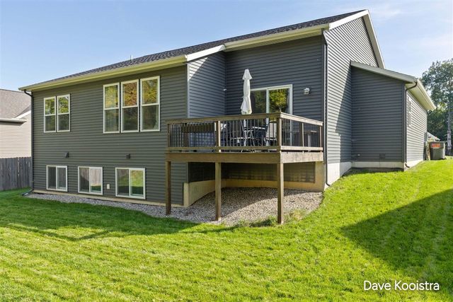1657 SW Mulligan Drive, Wyoming, MI 49519