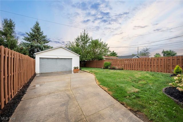 8906 Behrwald Avenue, Brooklyn, OH 44144