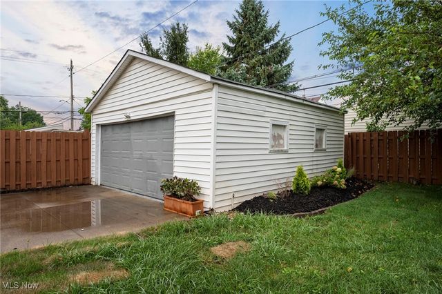 8906 Behrwald Avenue, Brooklyn, OH 44144