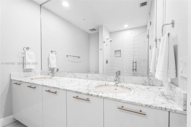 950 Brickell Bay Dr 4710, Miami, FL 33131