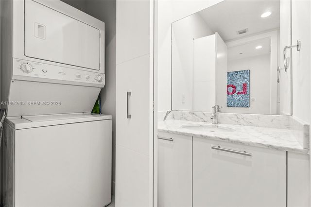 950 Brickell Bay Dr 4710, Miami, FL 33131