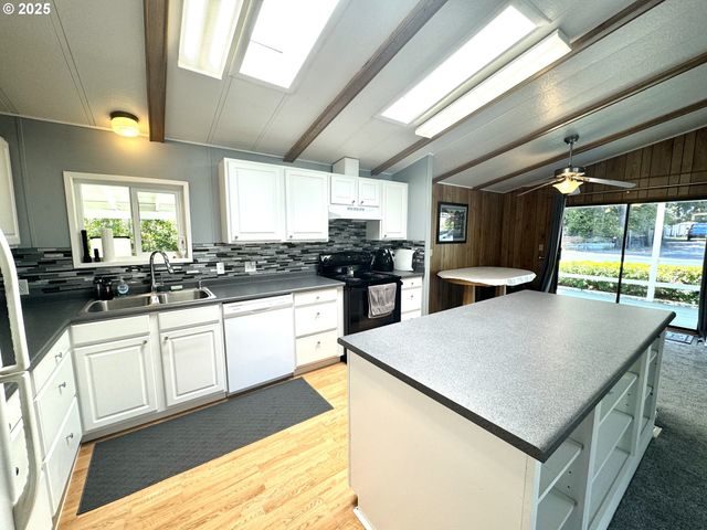 1601 RHODODENDRON Dr 676, Florence, OR 97439