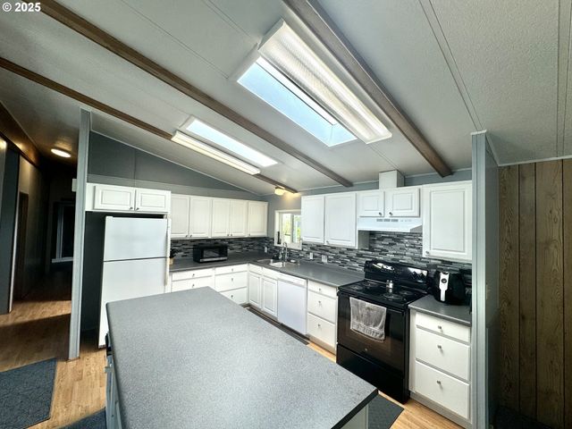 1601 RHODODENDRON Dr 676, Florence, OR 97439