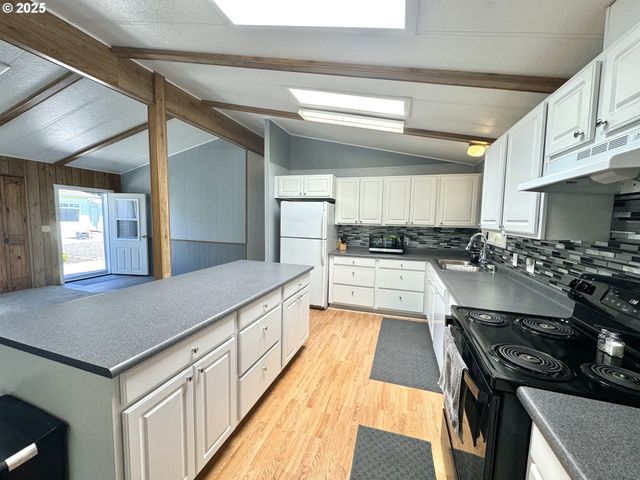 1601 RHODODENDRON Dr 676, Florence, OR 97439