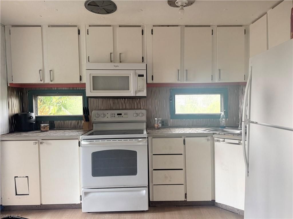 4821 Curlew DR, ST. JAMES CITY, FL 33956 — photo 3