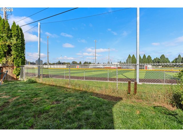 1880 MANIHI Dr, Eugene, OR 97404