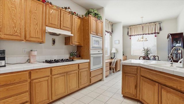 2271 Robert Gabriel Dr, Tracy, CA 95377