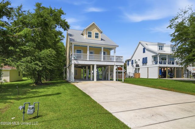 311 Waveland Avenue, Waveland, MS 39576