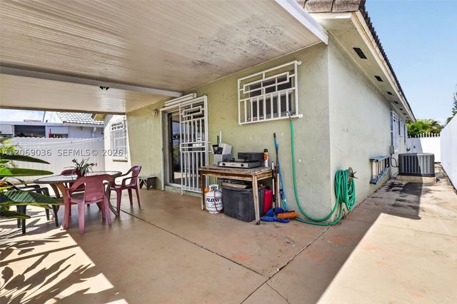 6983 W 24th Ln, Hialeah, FL 33016