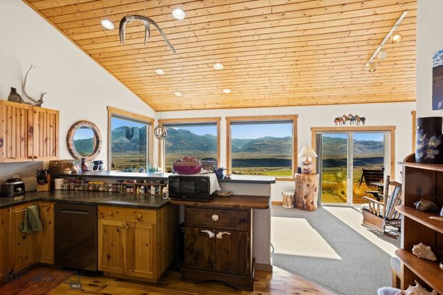 18 Libra Drive, Emigrant, MT 59027