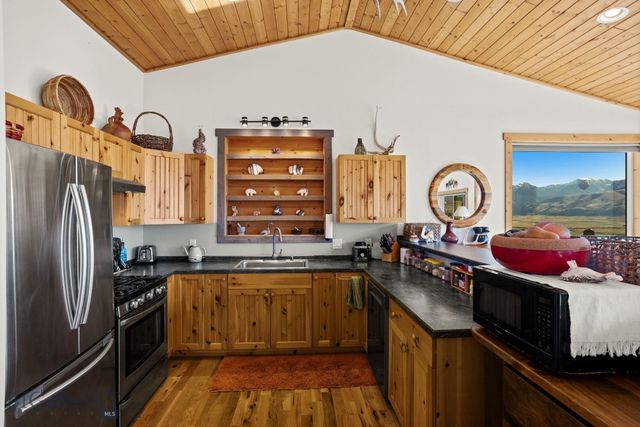 18 Libra Drive, Emigrant, MT 59027