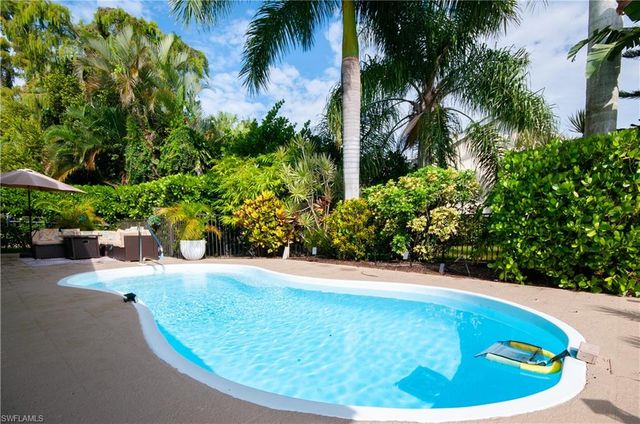 6041 Westbourgh DR, Naples, FL 34112