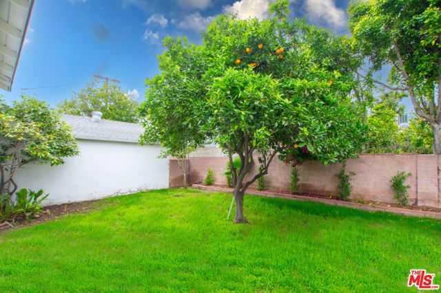 17209 Stagg Street, Van Nuys (los Angeles), CA 91406