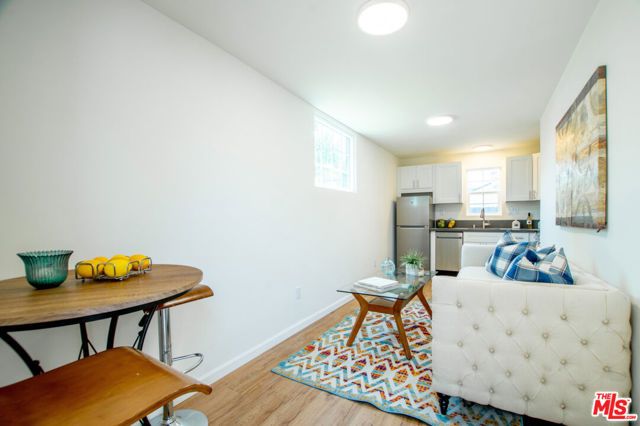 17209 Stagg Street, Van Nuys (los Angeles), CA 91406