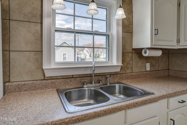 701 North Roan Street, Elizabethton, TN 37643