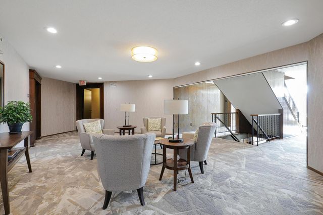 4360 Brookside Court 218, Edina, MN 55436