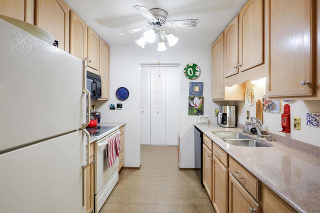 4360 Brookside Court 218, Edina, MN 55436