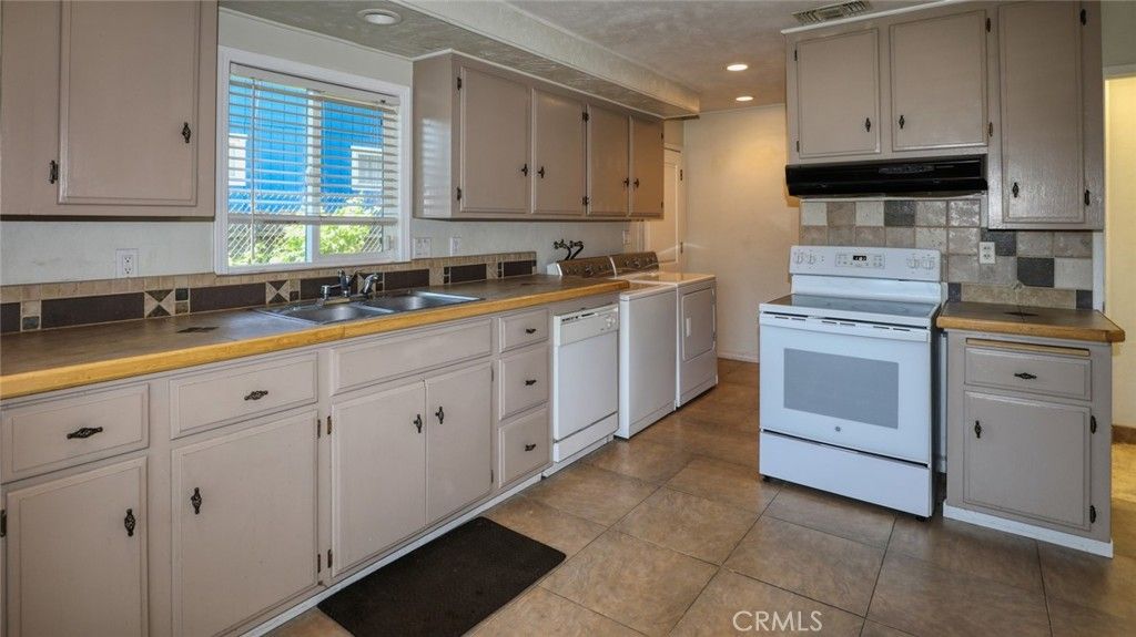 Image 10 of property listing at 12623 Shoreview, Clearlake Oaks, CA 95423