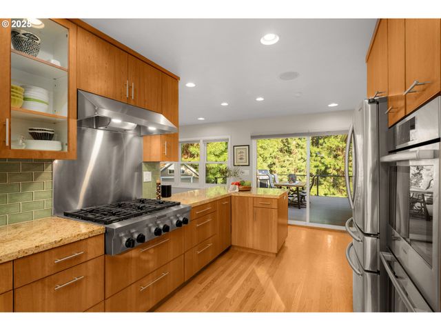 3370 Sw VISTA Dr, Portland, OR 97225