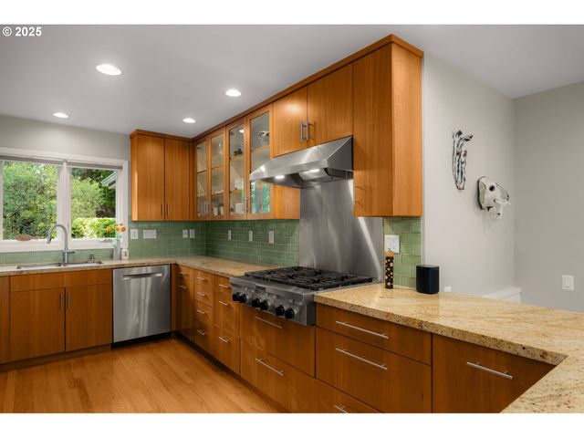 3370 Sw VISTA Dr, Portland, OR 97225