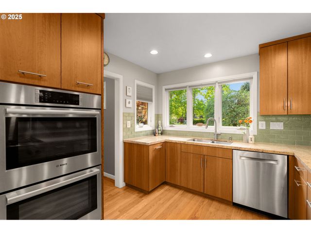 3370 Sw VISTA Dr, Portland, OR 97225