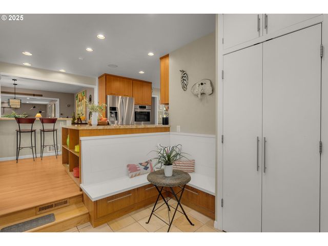 3370 Sw VISTA Dr, Portland, OR 97225