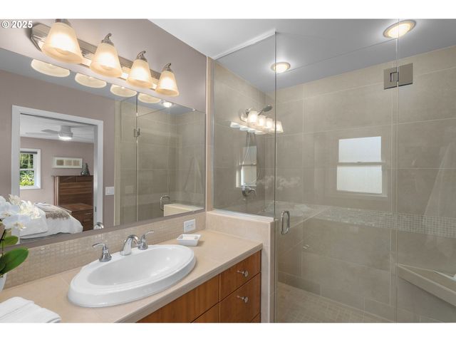 3370 Sw VISTA Dr, Portland, OR 97225