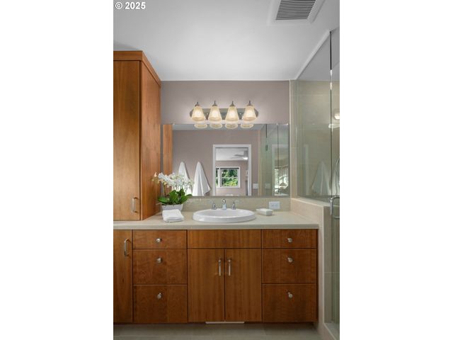 3370 Sw VISTA Dr, Portland, OR 97225