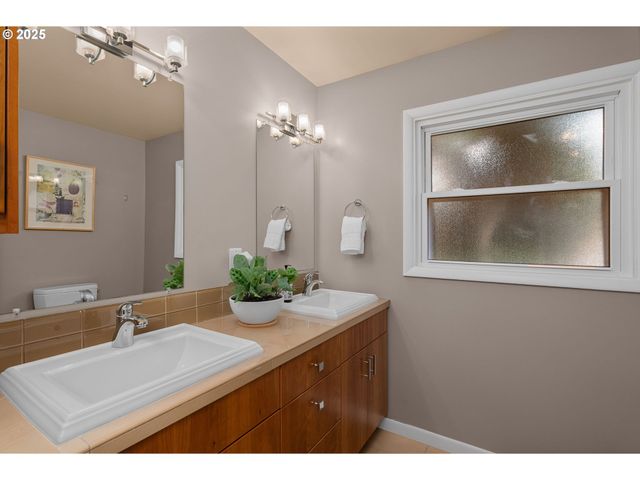 3370 Sw VISTA Dr, Portland, OR 97225