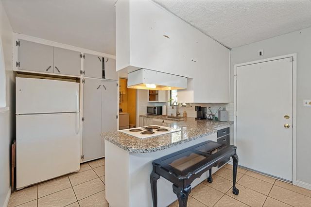 7104 Rimrock Dr, Sacramento, CA 95828