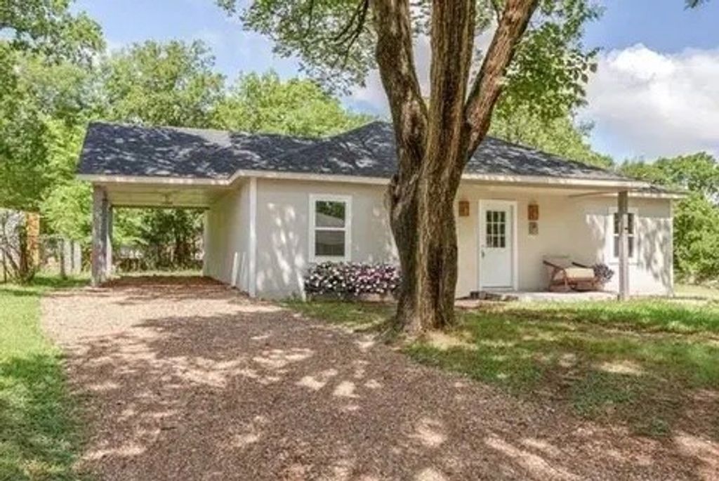 221 Braz Street, Bonham, TX 75418