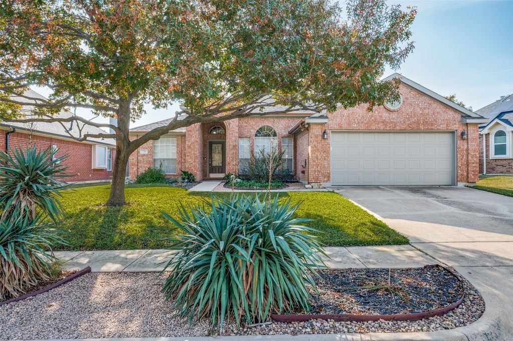 730 W Lonesome Dove Trail, Arlington, TX 76001