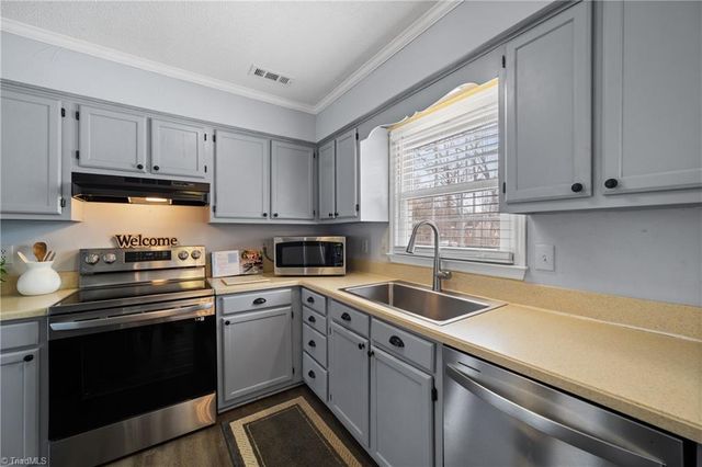 1661 Round Hill Circle, Kernersville, NC 27284