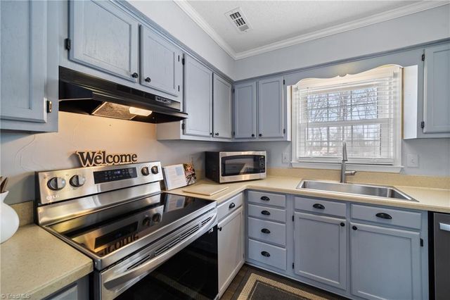 1661 Round Hill Circle, Kernersville, NC 27284