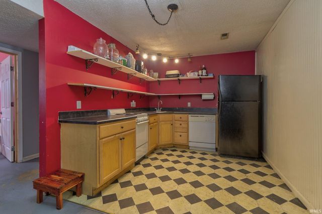 670 S Burkhardt Road, Evansville, IN 47715