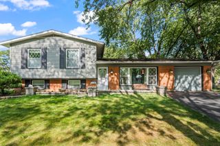 7979 Huntington Circle N, Hanover Park, IL 60133