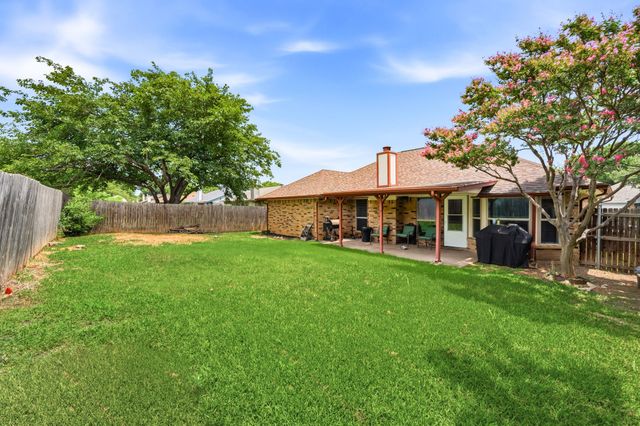 8009 Berrybrook Drive, Watauga, TX 76148
