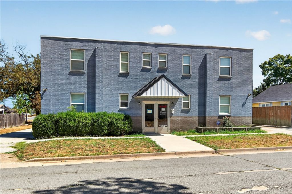 715 N 3rd Street, Rogers, AR 72756
