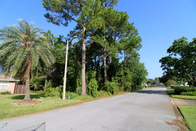 1621 Mauna Kea Court, Gulf Breeze, FL 32563