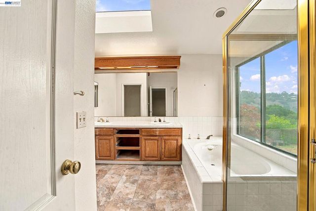 4934 Stoneridge Rd, Oakland, CA 94605