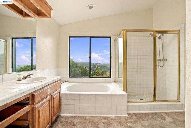 4934 Stoneridge Rd, Oakland, CA 94605